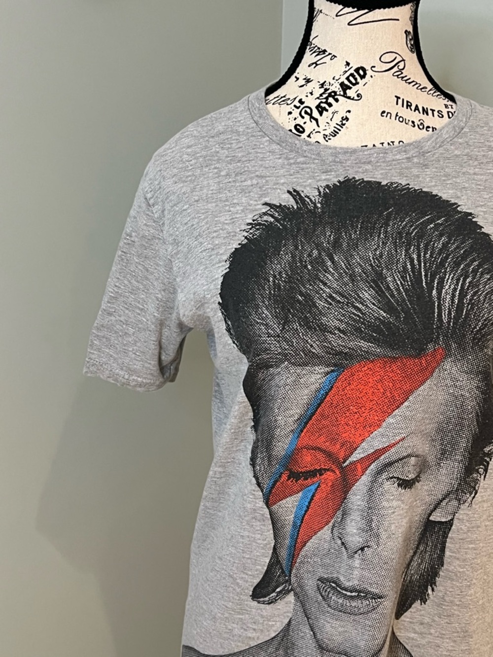 David Bowie "Aladdin Sane" crewneck t-shirt | Size S | Gray | Unisex | Like New - Picture 8 of 8